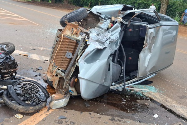 Motociclista perde braço e carro vai parar tombado em grave acidente na estrada do Arraial dos Afonsos