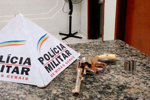 Jovens são detidos com arma e munição no Bairro Preto em Presidente Olegário