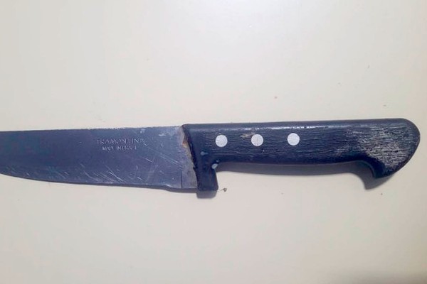 Garota esfaqueia padrasto ao tentar defender mãe durante briga familiar em Patos de Minas