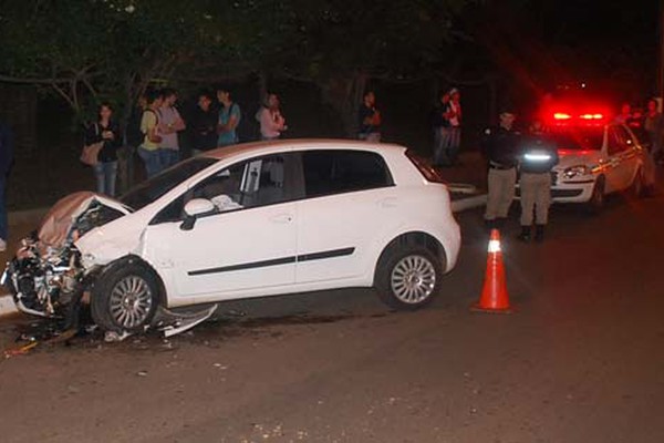 Motorista embriagado provoca acidente com três carros e tumultua o trânsito na Major Gote