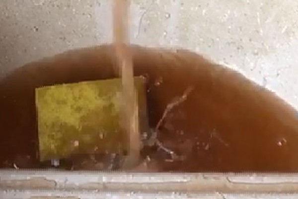 Moradores enviam vídeos ao Patos Hoje indignados com a cor da água fornecida pela Copasa