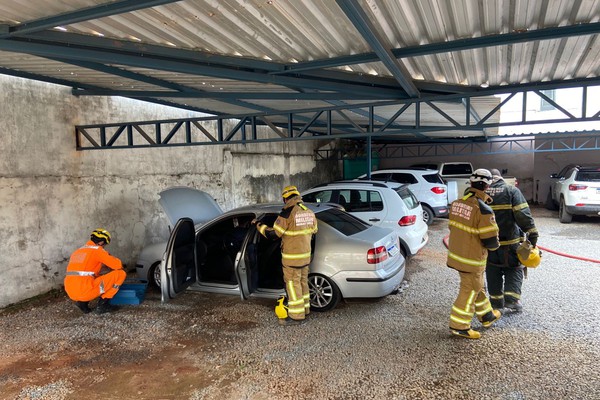 Princípio de incêndio em carro mobiliza Corpo de Bombeiros até estacionamento no Centro de Patos de Minas