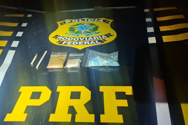 PRF prende dois homens com mais de 60 comprimidos de ecstasy na BR 365 em Patos de Minas