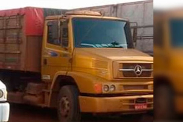Caminhão é furtado na porta de empresa de alimentos e dono pede ajuda da população