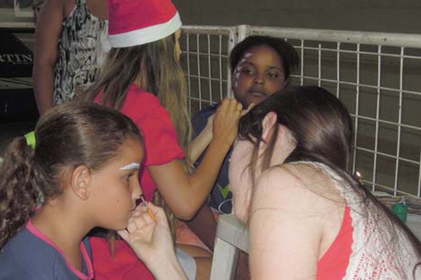Alunos de Psicologia do Unipam multiplicam doações e realizam Natal de crianças carentes