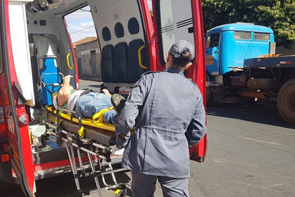 Avanço de semáforo deixa jovem ferido em acidente com moto e carro no Bairro Brasil