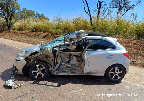 Mulher de 39 anos morre após carro e caminhão baterem de frente na BR262