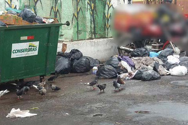 Patos de Minas fica sem coleta e com o centro tomado por lixo; serviço volta após acordo