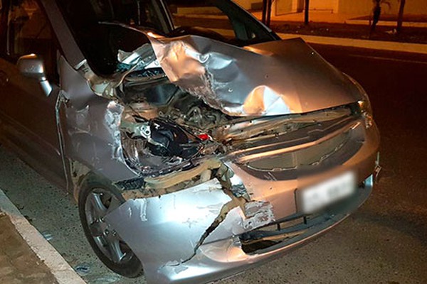 Motorista com sintomas de embriaguez bate em dois veículos parados na avenida Padre Almir