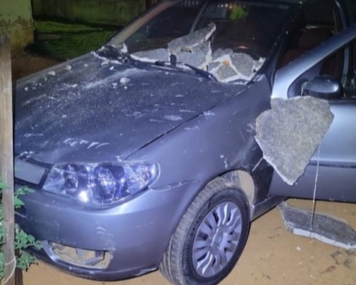 Após se desentender com a esposa, motorista embriagado perde o controle de carro e invade quintal de residência
