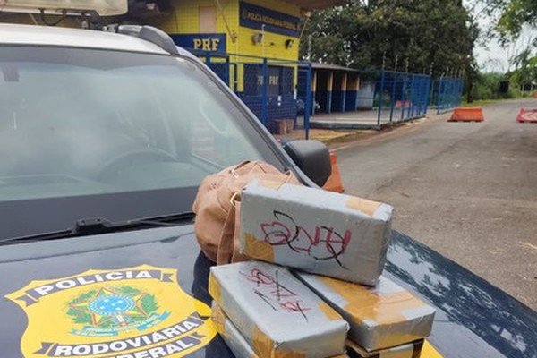 PRF prende passageira transportando tabletes de crack em ônibus na BR365, em Patos de Minas