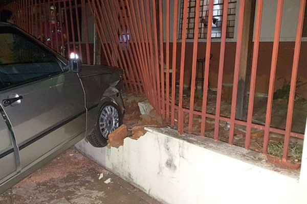 Motorista passa mal, atravessa esquina e vai parar na grade de residência em Patos de Minas