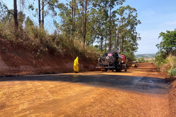 Sandra Gomes assina ordem de serviço e empreiteira inicia asfaltamento da "Estrada do Aterro"