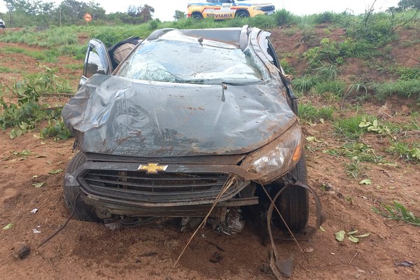 Carro capota durante ultrapassagem na MGC 354 e motorista de 76 anos sai sem lesões
