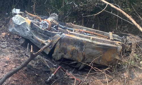 Motorista morre após caminhonete sair da pista, cair em ribanceira e pegar fogo na BR-251