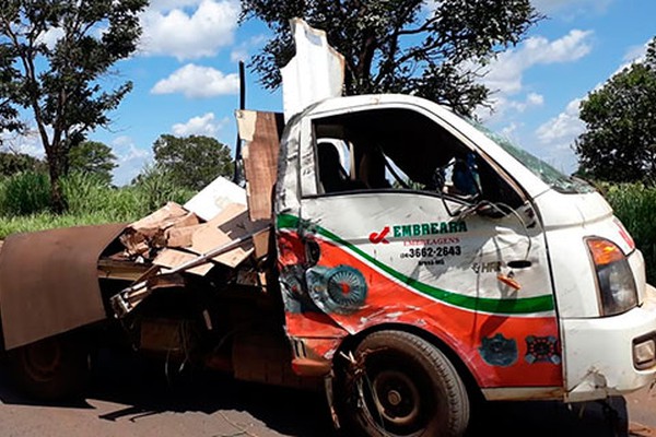 Após roda quebrar, caminhonete bate em árvore na MG-181 em João Pinheiro