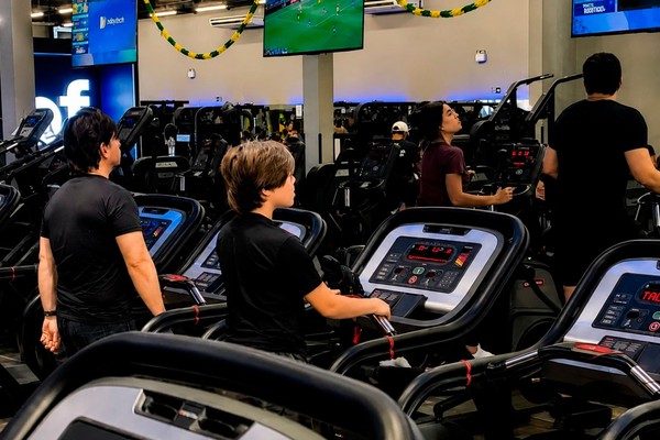Treinar acompanhado pode aumentar a motivação e a frequência na academia