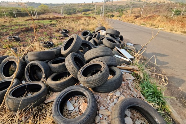 Montanha de pneus, lixo, entulho e até ossadas de animais poluem bairro de Patos de Minas