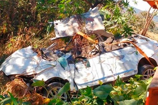 Quatro pessoas morrem após carro cair em grota de 10 metros em Paracatu