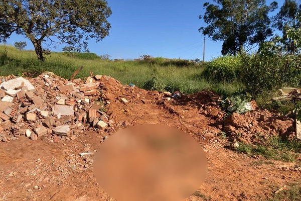 Polícia Civil investiga morte de homem encontrado em entulho na zona rural de Patos de Minas