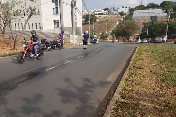 Derramamento de óleo na avenida Angra dos Reis se transforma em armadilha para motociclistas