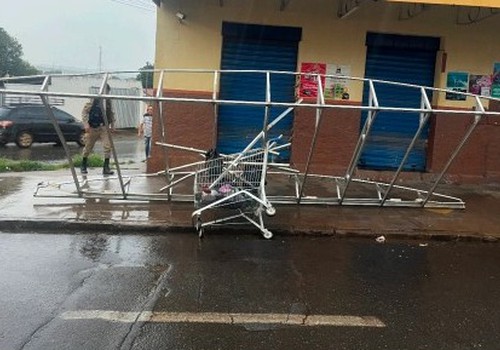 PM flagra dupla equilibrando enorme estrutura furtada em carrinho de supermercado