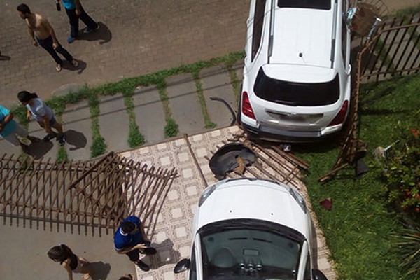 Motorista confunde o pedal do freio e invade garagem de prédio no Jardim Centro em Patos de Minas