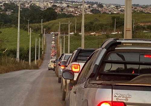 Motorista enfrentam grande congestionamento na Ponte do Rio Paranaíba na volta do feriadão