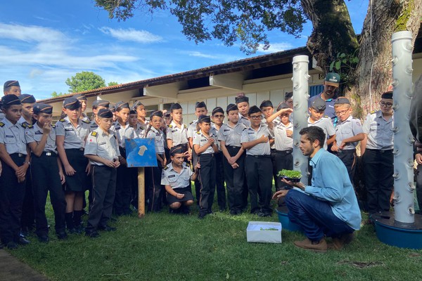 Sicoob Credicopa instala hortas verticais no Colégio Tiradentes e incentiva a sustentabilidade