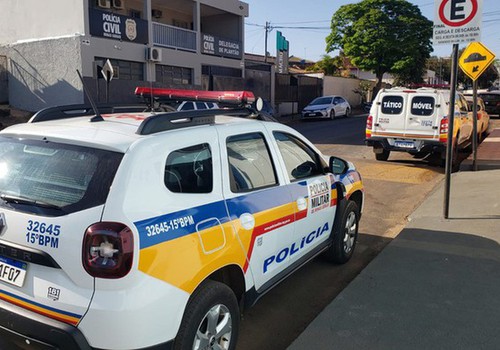 Mulher é presa após invadir casa e furtar alimentos e cartões; ela fez diversas transações