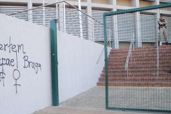 Fórum de Patos de Minas tem paredes pichadas em protesto contra prisão de Rafael Braga