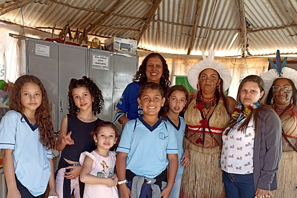 Alunos do meio rural vivem momento pedagógico e cultural em visita a Aldeia Indígena