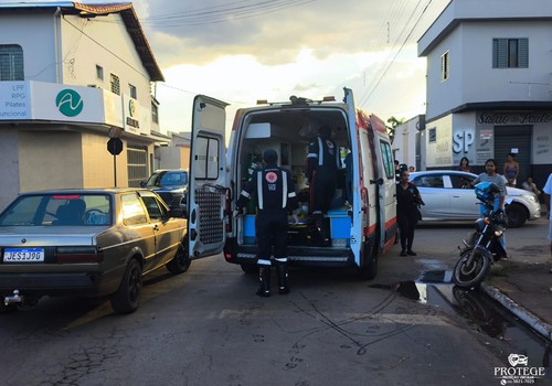 Entregador tem que ser socorrido após atingir pick-up em Patos de Minas