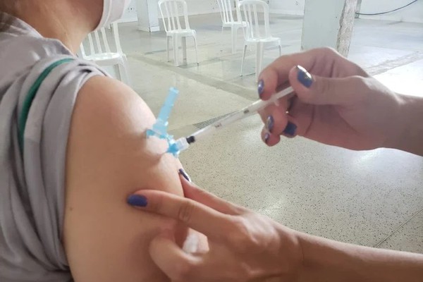 Prefeitura de Patos de Minas divulga calendário para vacinar profissionais da educação