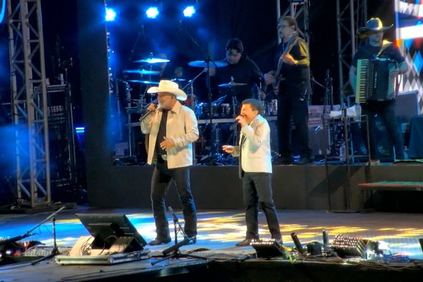 Com violinista, Rio Negro e Solimões cantam o sucesso "Frio da madrugada" na Fenamilho; veja ao vivo