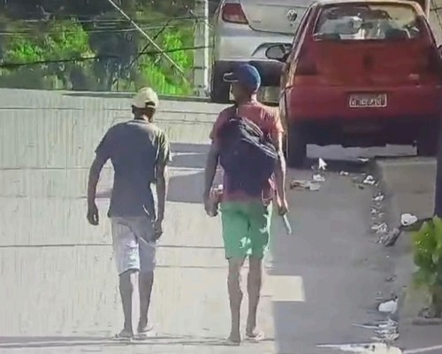 Homens são presos após entrarem descalços em hipermercado e saírem com chinelos