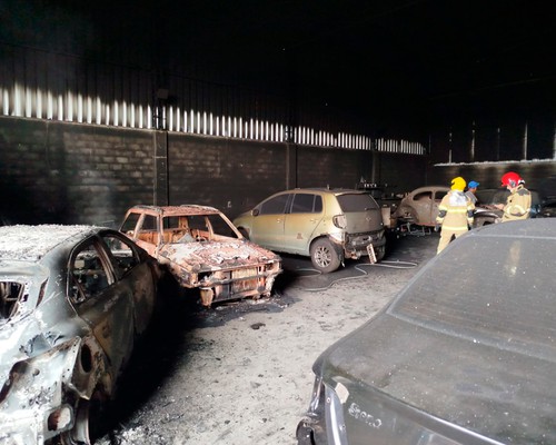 Incêndio destrói veículos em oficina de lanternagem e pintura em Lagoa Formosa