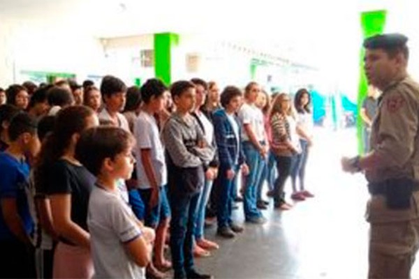 Na semana da pátria, PMMG leva música ao Instituto de Educação de Patos de Minas 