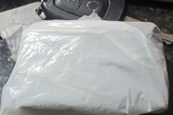 Abordagem de menor em moto barulhenta termina com 3 presos por tráfico em Patos de Minas