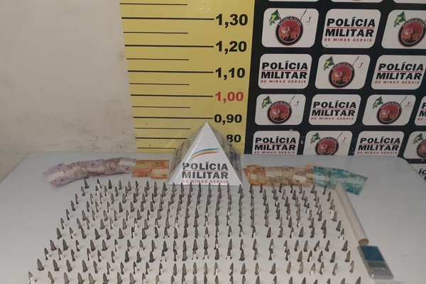 PM cumpre mandado nas Chácaras Tubalina e prende morador com 330 pinos de cocaína