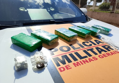 Casal é preso com barras de maconha, cocaína e haxixe na BR-352, em Coromandel