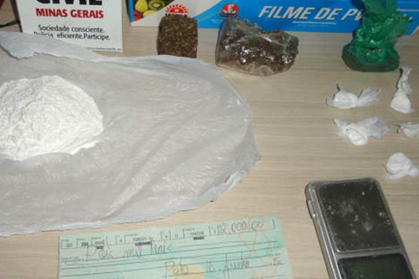 Polícia Civil apreende maconha e cocaína em casa usada para prostituição e tráfico de drogas