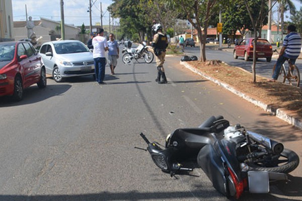 Motociclista fica ferido após bater em carro que saía de vaga de estacionamento em Patos de Minas