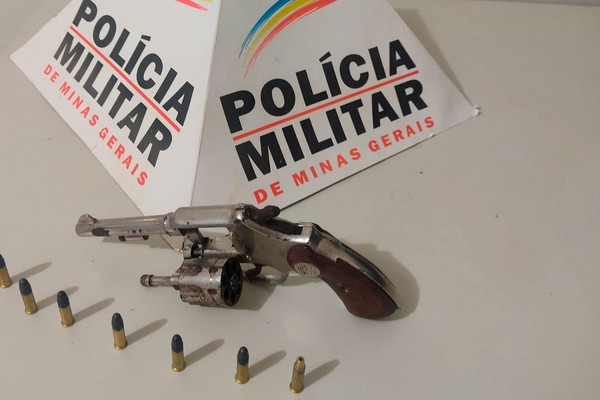 Jovem de 26 anos é preso pela PM com arma e munições no centro de Presidente Olegário