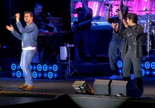 Hugo e Guilherme emendam sucessos e animam milhares de pessoas na Fenamilho 20026;veja ao vivo