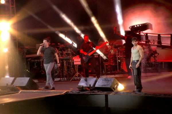 Hugo e Guilherme soltam a voz sem "Um pingo de dó" na Fenamilho 2025; veja ao vivo