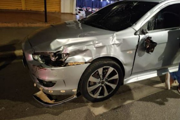 Condutor de motocicleta foge de abordagem, bate em carro e acaba preso em Patos de Minas