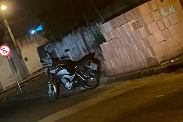 Polícia procura por criminosos que assaltaram comércio e abandonaram moto roubada em Patrocínio