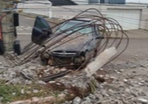 Polícia procura motorista que bateu violentamente em poste e abandonou o veículo em Presidente Olegário