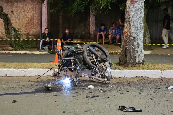 Motociclista de 31 anos morre ao bater em árvore na Avenida Paracatu, em Patos de Minas